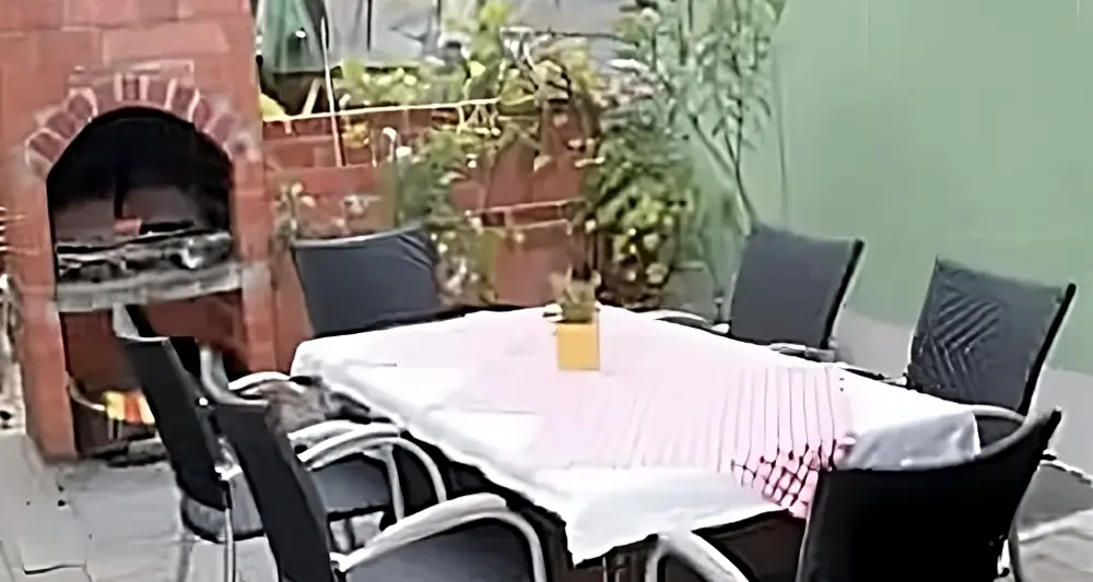 Gemauerter offener Grillbereich mit Esstisch