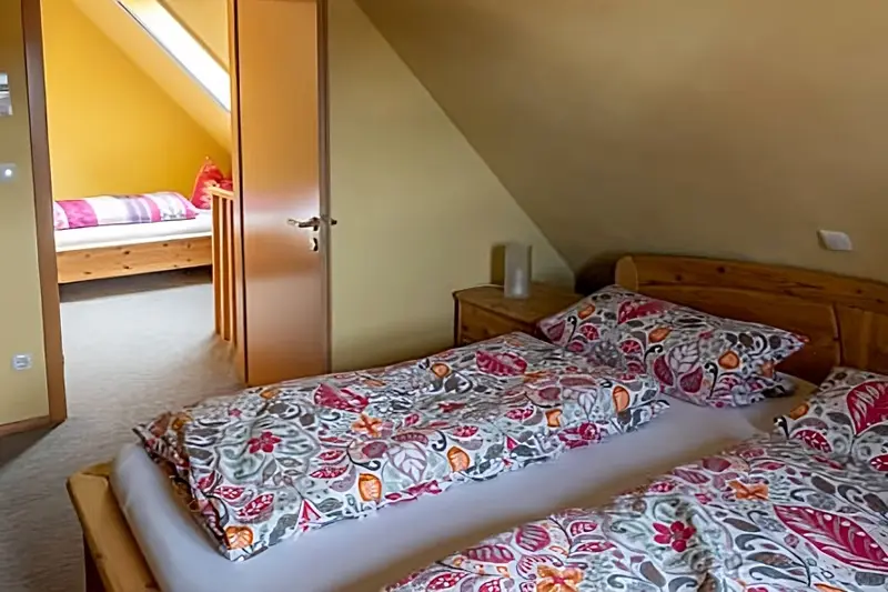 Hauptschlafzimmer mit Tür zum Kinderschlafbereich
