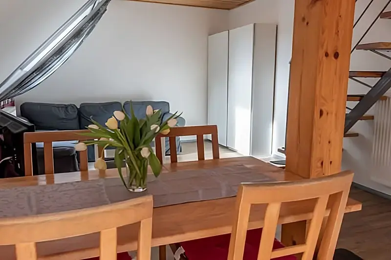 Essbereich mit Blick auf Wohnbereich mit TV