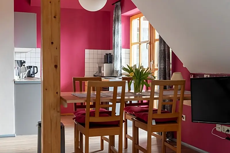 Essbereich und Küche mit Tür zum Balkon
