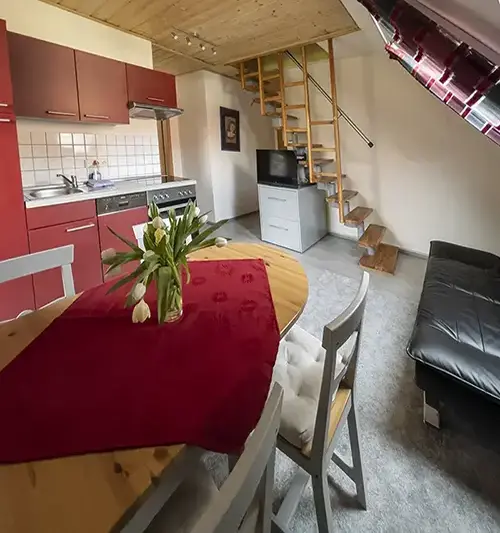 Essbereich und Küche mit Treppe zu den Schlafzimmern