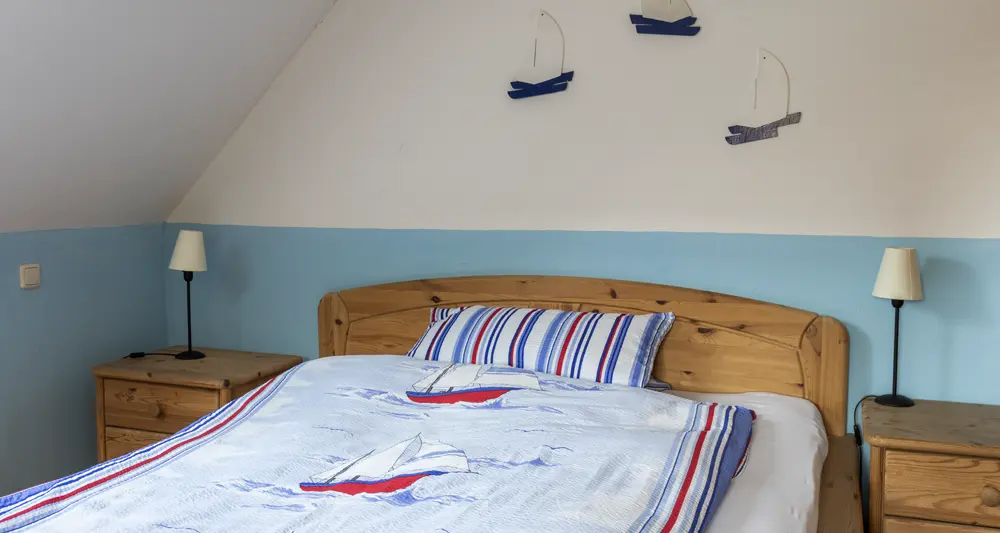 
                 Meereszimmer, Blickrichtung Fenster. Zeigt Leuchtturmmodell, Sofa und Fernseher