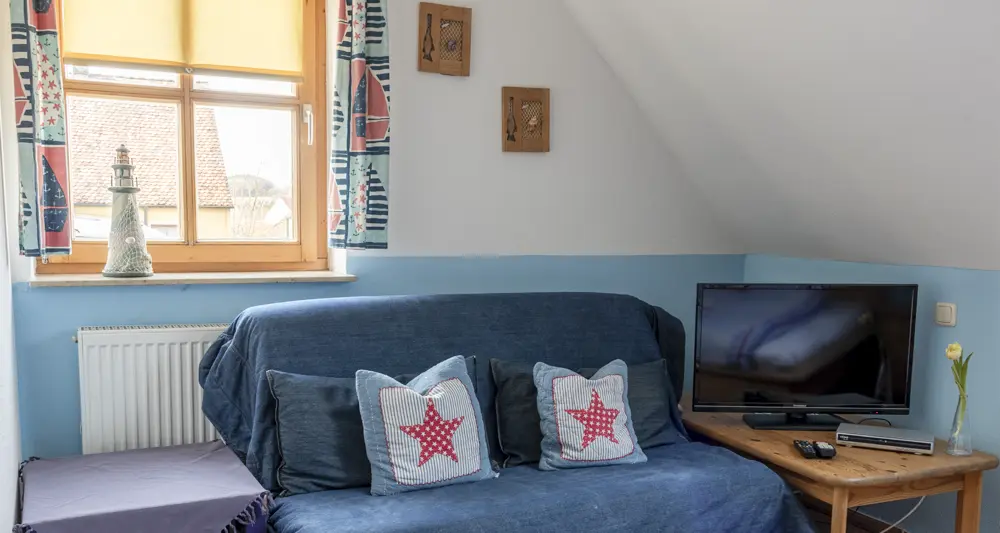 
                 Meereszimmer, Blickrichtung Bett. Mit Doppelbett und Dekoration im Meeresthema